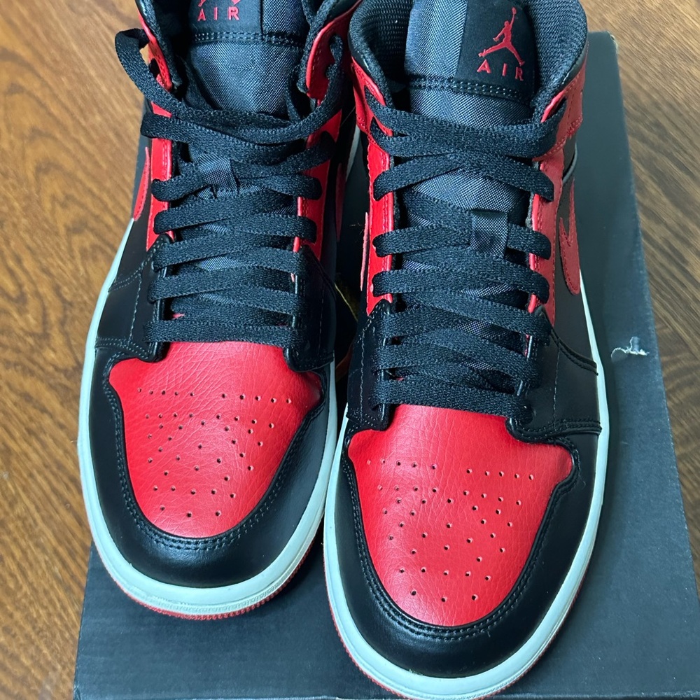 Jordan 1 mid Banned Deadstock